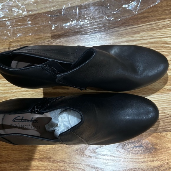 New Clarks Women's Black Ambyr Hope Booties - Picture 4 of 5